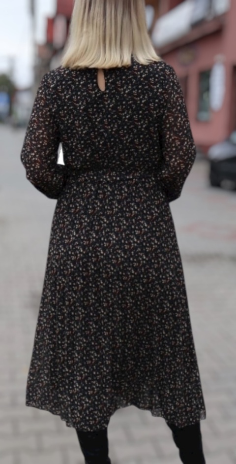 Plisowana sukienka midi w drobne kwiaty z gumką i paskiem w pasie