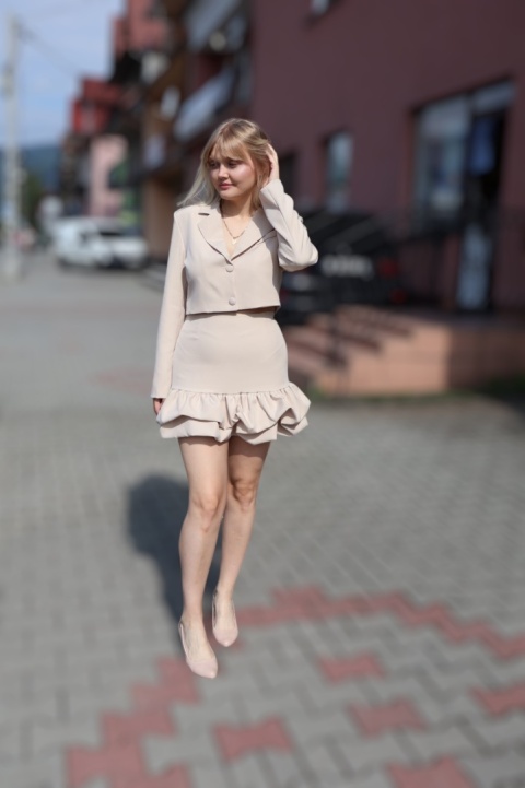 Komplet Morre beżowy krótki żakiet i spódniczka mini