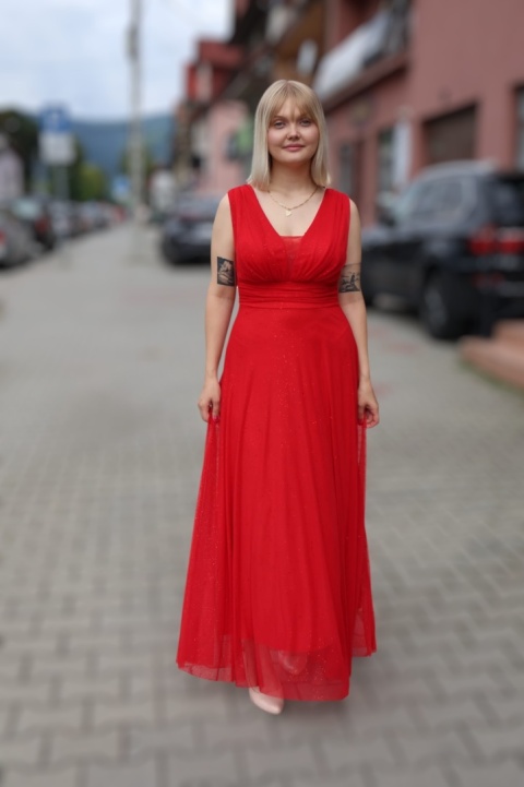 Wieczorowa tiulowa sukienka maxi z dekoltem w serek czerwona