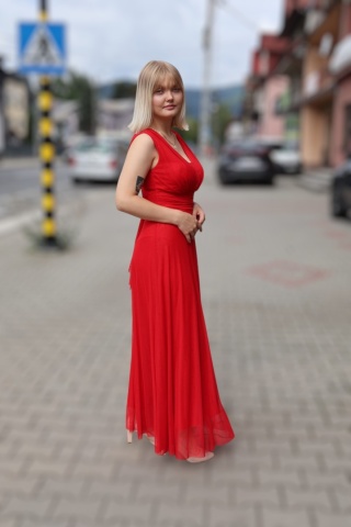 Wieczorowa tiulowa sukienka maxi z dekoltem w serek czerwona