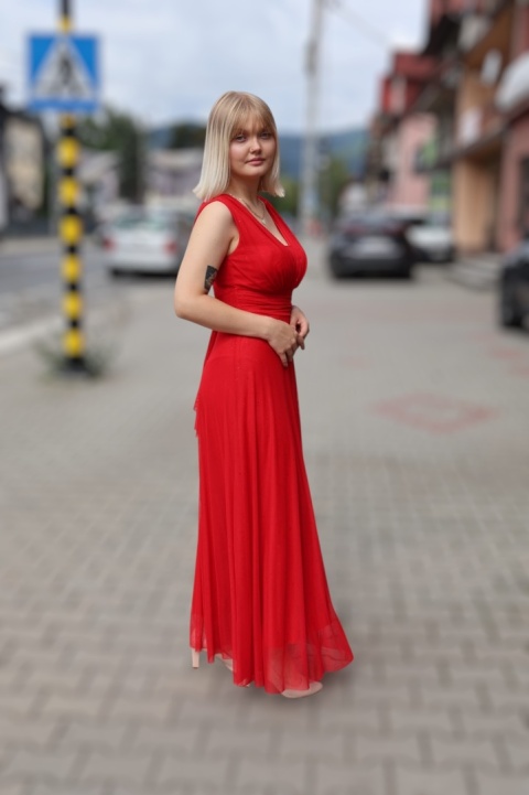 Wieczorowa tiulowa sukienka maxi z dekoltem w serek czerwona