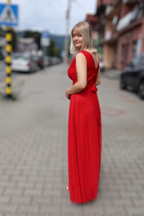 Wieczorowa tiulowa sukienka maxi z dekoltem w serek czerwona