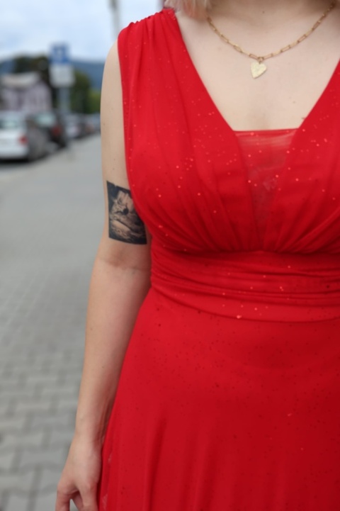 Wieczorowa tiulowa sukienka maxi z dekoltem w serek czerwona