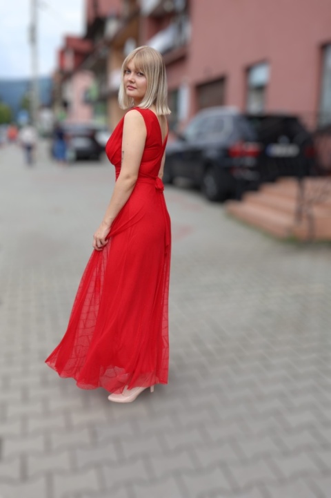 Wieczorowa tiulowa sukienka maxi z dekoltem w serek czerwona