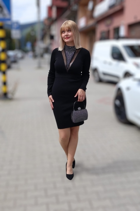 Sukienka mała czarna z krzyształkami i długim rękawem