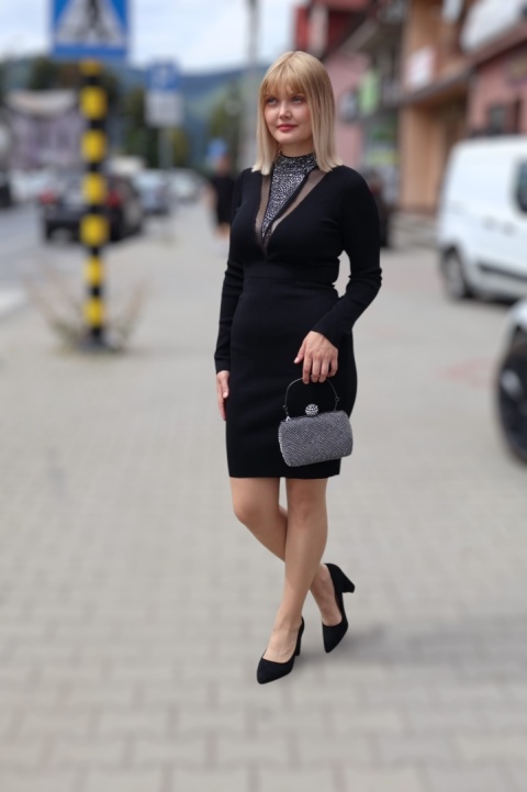 Sukienka mała czarna z krzyształkami i długim rękawem