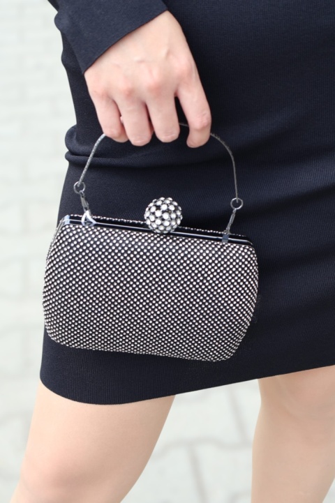 Sukienka mała czarna z krzyształkami i długim rękawem