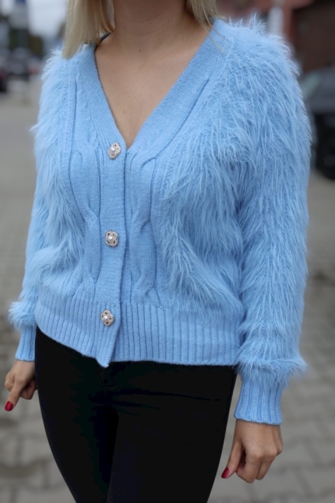 Niebieski sweter z ozdobnym futerkiem zapinany na guziki