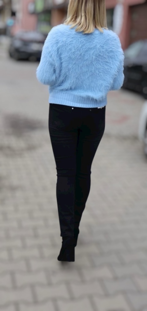 Niebieski sweter z ozdobnym futerkiem zapinany na guziki