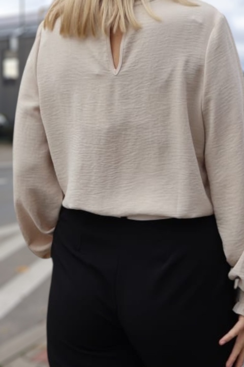 Beżowa bluzka damska z subtelną stójką