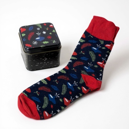 Świąteczne skarpetki z motywem zimowym w ozdobnym metalowym pudełku Moraj