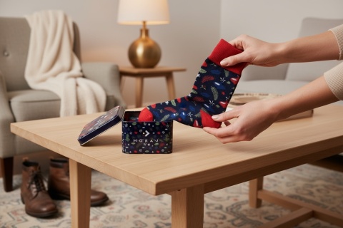 Świąteczne skarpetki z motywem zimowym w ozdobnym metalowym pudełku Moraj