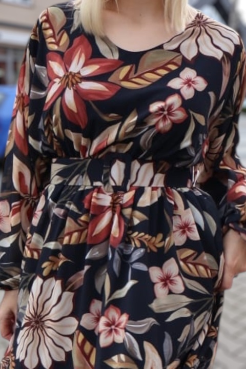 Szyfonowa rozkloszowana sukienka midi w kwiaty czarna