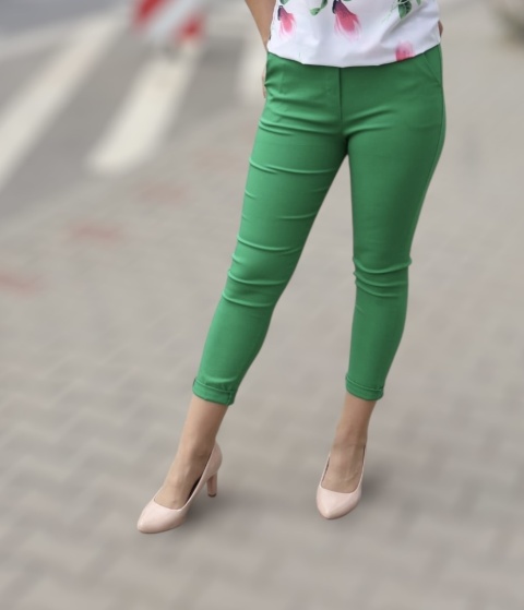 Zielone spodnie damskie dopasowane z elastycznego materiału